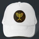 Gorra De Camionero Menorah Flame<br><div class="desc">Una representación digital de la menorah judía de siete ramas (hebreo: מְ נ וֹ רָ ‎). La menorah de siete ramas, utilizada en el santuario portátil establecido por Moisés en el desierto y más tarde en el Templo en Jerusalén, ha sido un símbolo del judaísmo desde la antigüedad y es...</div>