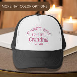 Gorra De Camionero Mi Gente Favorita Me Llama Abuela Este. 2025<br><div class="desc">¿Conoces a alguien que se convierta en una abuela en 2025?, este diseño tipográfico lindo muestra "mi gente favorita me llama abuela est. 2025" en tipografía rosa, perfecto como regalo para una corriente o para ser abuela para el Día de la Madre, la invitación de la abuela o cualquier ocasión....</div>