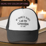 Gorra De Camionero Mi Gente Favorita Me Llama Abuelo Est. Año<br><div class="desc">Este diseño de tipografía genial dice "mi gente favorita me llama abuelo est. 2025" en texto negro,  perfecto como un regalo para una actual o próxima a ser abuelo por el Día del Padre,  cumpleaños o cualquier ocasión. También es estupendo usar fotos familiares con el recién nacido.</div>