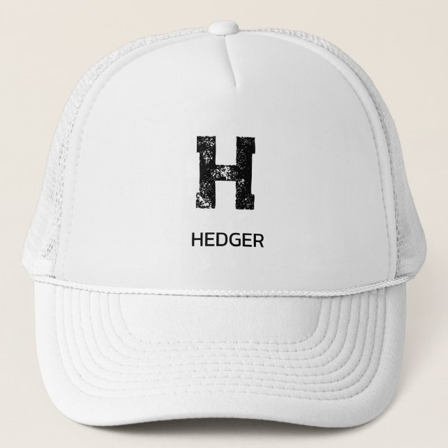 GORRA DE CAMIONERO MINIMALIST BLACK ONE LETTER MONOGRAM NAME WHITE (Anverso)
