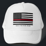 Gorra De Camionero Monograma de la bandera estadounidense del bombero<br><div class="desc">Este gorra presenta un diseño de la bandera estadounidense de delgada línea roja,  blanca y negra,  con estrellas y rayas en un fondo negro y un nombre que podrás personalizar.</div>