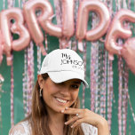 Gorra De Camionero Monograma de la Sra. Name NewlymarriBride<br><div class="desc">Este diseño puede ser personalizado en el área proporcionada cambiando la foto y/o el texto. O puede personalizarse haciendo clic en Personalizar esta plantilla y, a continuación, eligiendo la opción de hacer clic en el personalizar y eliminando o cambiando el color del fondo, agregando texto, cambiando el color o estilo...</div>