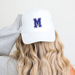 Gorra De Camionero Monograma de la Varsidad Azul<br><div class="desc">Muestra tu lado deportivo con una gorra de béisbol personalizado con una letra en negrita estilo colegiado. Personalízalo con tus colores favoritos para que coincidan con tu equipo deportivo o con tu estilo personal para un aspecto que es único suyo. Perfecto para días de juego, salidas informales o como regalo...</div>