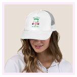Gorra De Camionero Monograma del mejor carrito de golf rosa con encan<br><div class="desc">Un encantador carrito de golf único, rosa y verde, hecho con gusto, listo para correr el campo, gorra, es un gran regalo para tu mejor madre, divertido, atractivo y único. Personalízalo con sus iniciales/monogramas y su nombre. Si tiene alguna pregunta de diseño o una solicitud especial, envíe una conversación o...</div>