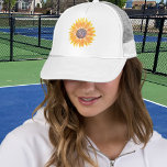 Gorra De Camionero Monograma girasol<br><div class="desc">Este singular sombrero de camionero está decorado con un girasol color amarillo acuático y una tipografía elegante. Personalizable fácil. Acuarela original © Michele Davies.</div>