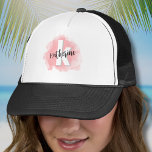 Gorra De Camionero Monograma inicial rosado<br><div class="desc">Un suave fondo de color rosa y rosa proporciona el lienzo para un monograma coqueto y contemporáneo, con iniciales y nombre. La paleta de colores blanco y negro del monograma, compuesta de fuentes modernas limpias mezcladas con un tipo de letra de guión, exuda un encanto simple y divertido. ¡Ya sea...</div>