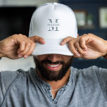 Gorra De Camionero Monograma minimalista personalizado<br><div class="desc">Encima de tu mirada con nuestra gorra de béisbol blanco personalizado, personalizada con un inicial de monograma minimalista y tu nombre para un diseño limpio y elegante. Este gorro, hecho con materiales de primera calidad, es ligero, cómodo y ajustable, por lo que es perfecto para cualquier actividad al aire libre....</div>