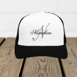 Gorra De Camionero Monograma único personalizado de nombre blanco y n<br><div class="desc">Diseño de monograma único personalizado en blanco y negro para cualquier persona.</div>