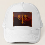 Gorra De Camionero Moshe es Menorah<br><div class="desc">En la Torá Moshe Rabbenu se le dice: "Harás una Menora de oro puro, golpeada, la Menora será hecha, su base, su rama, sus goballes, sus pechos y sus flores serán martilladas de ella", y más tarde, "Mira, y construye, según su forma que te enseñan en la montaña". 25:40]. Rashi...</div>