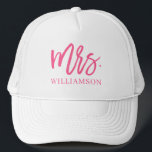 Gorra De Camionero Mrs Script personalizado<br><div class="desc">Muestra tu nuevo apellido con este gorra de bonito con un guión moderno de pincel en rosa caliente.</div>