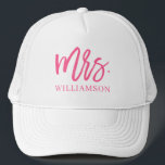 Gorra De Camionero Mrs Script personalizado<br><div class="desc">Muestra tu nuevo apellido con este gorra de bonito con un guión moderno de pincel en rosa caliente.</div>