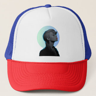 Gorra De Camionero Mujer elegante en retrato monocromático