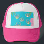 Gorra De Camionero Nadadores artísticos | Ilustracion artístico de na<br><div class="desc">Cuenta con un moderno ilustracion de mujeres sincronizadas que nadan en una piscina. Los nadadores artísticos presentan un diseño de colores pastel. Las mujeres nadan en un abstracto jardín de plantas tropicales con palmeras y plantas rosas, alrededor de la piscina. Regalo del equipo de natación de Guay. regalo de equipo...</div>