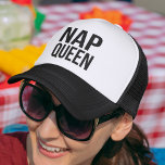 Gorra De Camionero Nap Queen<br><div class="desc">Hola,  chica perezoso. Muestra tu amor por el sortilegio del mediodía con este diseño puntiagudo. Un camionero blanco y negro que presenta una obra sobre "Trap Queen" con "Nap Queen" en un texto negro limpio.</div>