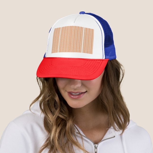 Gorra De Camionero Naranja vibrante y fondo rayado blanco con (In situ)