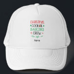 Gorra De Camionero Navidades Cookie Baking Crew Nombre de familia coi<br><div class="desc">Esta gorra de bola de vacaciones personalizada,  con las palabras "Navidades Cookie Baking Crew",  es un perfecto gorra de trucket para la familia que ama hacer galletas de Navidades juntos. Este gorra es un gran regalo personalizado para una mamá,  papá,  abuela o abuelo que ama hornear.</div>