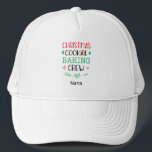 Gorra De Camionero Navidades Cookie Baking Crew Nombre de familia coi<br><div class="desc">Esta gorra de bola de vacaciones personalizada,  con las palabras "Navidades Cookie Baking Crew",  es un perfecto gorra de trucket para la familia que ama hacer galletas de Navidades juntos. Este gorra es un gran regalo personalizado para una mamá,  papá,  abuela o abuelo que ama hornear.</div>