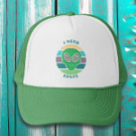 Gorra De Camionero Necesito espacio | Divertido Vintage Alien Pun<br><div class="desc">Los colores retro son azul,  verde y violeta,  con una puesta de sol vintage y una cara ajena. Gracioso juego de palabras extra terrestre,  "Necesito espacio".</div>