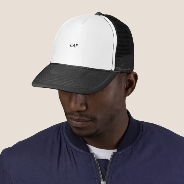 Gorra de camionero negra y blanca con texto "CAP"  (In situ)