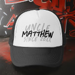 Gorra De Camionero Negro y blanco moderno para el tío de Guay<br><div class="desc">Este diseño elegante y moderno se compone de una tipografía de san serif.</div>