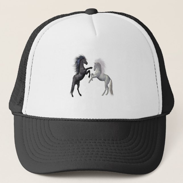 Gorra De Camionero Negro y un caballo blanco que pelean (Anverso)