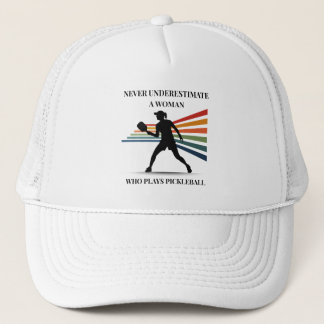 Gorra De Camionero Never underestimate a woman who play pickleball