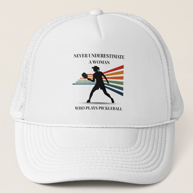 Gorra De Camionero Never underestimate a woman who play pickleball (Anverso)