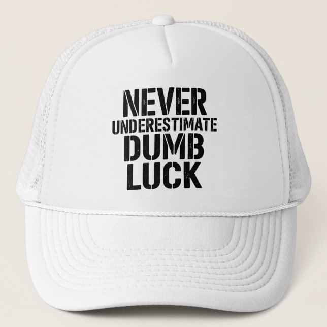 Gorra De Camionero "Never Underestimate Dumb Luck" Saying (Anverso)