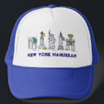Gorra De Camionero New York Hanukkah NYC Chanukah Felices Fiestas<br><div class="desc">Cuenta con un original ilustracion con lápiz y tinta de varios monumentos de la ciudad de Nueva York "vestidos" para las vacaciones! Este ilustracion Chanukah también está disponible en otros productos. ¿No ves lo que estás buscando? ¿Necesita ayuda con la personalización? Contacte con Rebecca para que tenga algo diseñado para...</div>