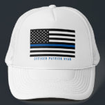 Gorra De Camionero Nombre de agregado de la bandera estadounidense de<br><div class="desc">Este gorra cuenta con una delgada bandera de la línea azul de la policía en blanco y negro y un nombre para que puedas personalizar.</div>