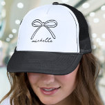Gorra De Camionero Nombre de arco dibujado a mano minimalista<br><div class="desc">Nombre simple Monograma Sombrero de Camión Minimalista. Este moderno y elegante camionero presenta un solo arco dibujado a mano en la parte superior, acompañado de un nombre en una elegante caligrafía manuscrita a continuación. Tanto la proa como el nombre son en la actualidad negros pero pueden ser personalizados a cualquier...</div>
