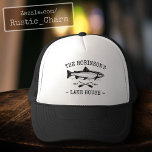 Gorra De Camionero Nombre Familiar Lake House Oars Fish Rustic Style<br><div class="desc">Un elegante sombrero de béisbol y camionero con tu apellido personalizado, casa de lago, cabaña de pesca u otro texto deseado y es fecha establecida. Este diseño personalizado presenta una tipografía de estilo rústico con obras de arte de un pez y de un barco. Siéntase libre de visitar mi tienda...</div>