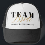 GORRA DE CAMIONERO NOVIA DEL EQUIPO<br><div class="desc">Diseño moderno para el bachelorette más con clase. Efecto del oro con el espacio para el nombre de las novias. Parte de una colección.</div>