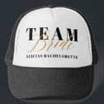 GORRA DE CAMIONERO NOVIA DEL EQUIPO<br><div class="desc">Diseño moderno para el bachelorette más con clase. Efecto del oro con el espacio para el nombre de las novias. Parte de una colección.</div>