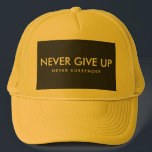 Gorra De Camionero Nunca renunciar a nunca entregar texto Personaliza<br><div class="desc">CustomText & Color Modern Elegant Plantilla Deportes Gimnasio Mujeres Mens Unisex Nunca Renunciar A Los Sombreros Y Capas De Béisbol Y Camionero Amarillo Y Negro.</div>