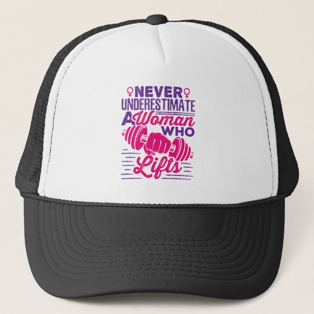 Gorra De Camionero Nunca subestimes a una mujer que levanta (Anverso)