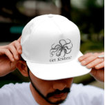 Gorra De Camionero Obtener el Monstruo del Mar Vintage de Kraken<br><div class="desc">Vintage kraken / gigante mar monstruo ilustracion con gracioso texto de "¡kraken!" en una fuente angustiada.</div>