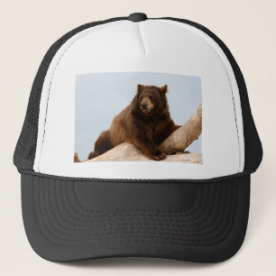 Gorra De Camionero Oso marrón grande en un tronco