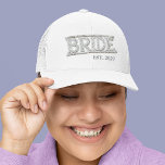 Gorra De Camionero Parche Bride Embroidered Faux Pearl<br><div class="desc">Este diseño puede ser personalizado en el área proporcionada cambiando la foto y/o el texto. O puede personalizarse haciendo clic en Personalizar esta plantilla y, a continuación, eligiendo la opción de hacer clic en el personalizar y eliminando o cambiando el color del fondo, agregando texto, cambiando el color o estilo...</div>
