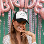 Gorra De Camionero Partido de la Bachelorette de la tinta de caligraf<br><div class="desc">Moderno Minimalista pero elegante caligrafía Ink Script Bachelorette Party Trucker Hat - Negro y Blanco</div>