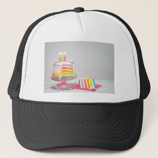 Gorra De Camionero pastel de cumpleaños de arco iris (Anverso)