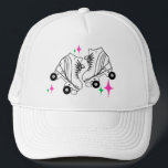 Gorra De Camionero Patinaje sobre patines en pista Derby Skler Babe<br><div class="desc">Dibujo de patines minimalistas. Ilustracion de patinaje sobre ruedas de dos cuadras. Sencillo patinaje estético sobre ruedas,  patines de ruedas,  ilustracion moderno. Regalo para un patinador. Patines de patinaje,  patinaje cuadrado rosado. Patines de patinaje,  regalos de bolsos de patinaje sobre ruedas.</div>