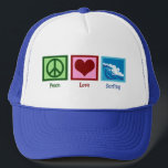 Gorra De Camionero Peace Love Surfing<br><div class="desc">Una señal de paz,  un corazón y bellas olas azules que se estrellan en el océano.</div>