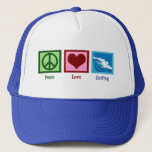 Gorra De Camionero Peace Love Surfing<br><div class="desc">Una señal de paz,  un corazón y bellas olas azules que se estrellan en el océano.</div>