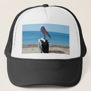 Gorra De Camionero Pelícano en roca de playa,