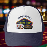 Gorra De Camionero Personalizable Bachelor Party Las Vegas Trip Casin<br><div class="desc">Personalizar a tus propios gorras de la fiesta de soltero para una escapada de Las Vegas. Un gorra genial que incluye productos básicos del casino como un mazo de cartas,  fichas de póquer y ruleta con Vegas Trip en escritura amarilla. Regalos divertidos de jugadores para todo tu grupo.</div>
