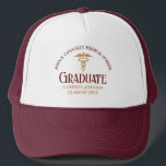 Gorra De Camionero Personalizable de graduados de la Escuela Médica M<br><div class="desc">Este regalo de gorra de graduación de la escuela de medicina de personalizado de oro y marrón presenta tipografía moderna para una clase de graduado de 2024. Personalizar con su año de graduación bajo el caduceus para una enfermera o un médica muy personalizado para un médico graduado.</div>