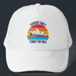 Gorra De Camionero Personalizado de la Ópera de un viaje a Australia<br><div class="desc">Gorra de vacaciones personalizado de Australia con la ópera de Sidney frente a una puesta de sol australiana sobre el agua fría azul. Un buen personalizado de viaje familiar.</div>