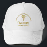 Gorra De Camionero Personalizado graduado de la Escuela de Medicina d<br><div class="desc">Esta enfermería de personalizado de moda o gorra de graduación de la escuela de medicina presenta tipografía moderna para una clase de graduado en 2025. Personalizar con su año de graduación bajo el símbolo caduceus para una enfermera o regalos para médicos muy personalizada.</div>