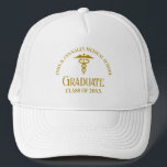 Gorra De Camionero Personalizado graduado de la Escuela de Medicina d<br><div class="desc">Esta enfermería de personalizado de moda o gorra de graduación de la escuela de medicina presenta tipografía moderna para una clase de graduado en 2025. Personalizar con su año de graduación bajo el símbolo caduceus para una enfermera o regalos para médicos muy personalizada.</div>